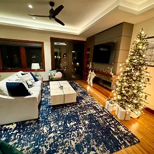 In/out - Zalanta - Great Location- 2 Hot Tubs - Heated Pool Apartment